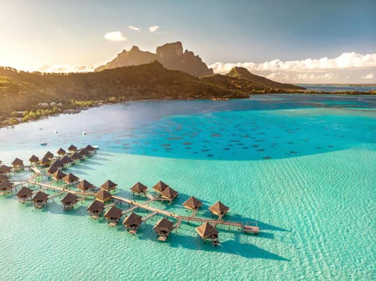 playa de bora bora con aguas turquesas