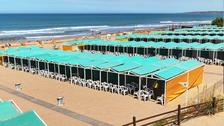 playa de mar del plata con carpas coloridas
