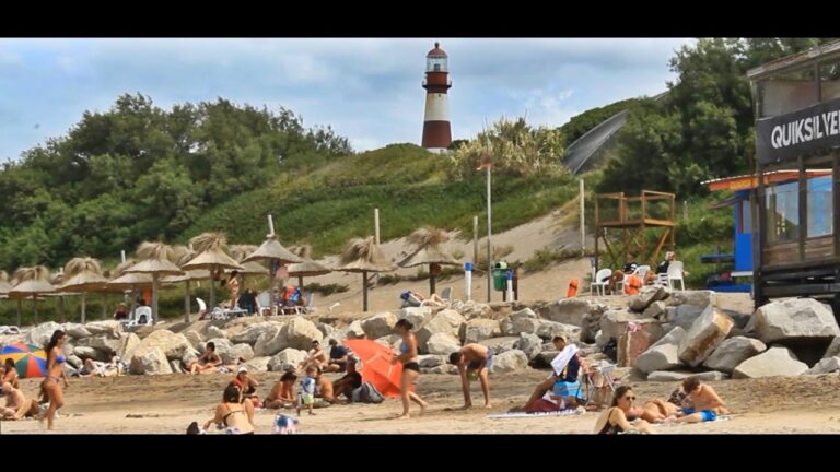playa y faro de mar del plata