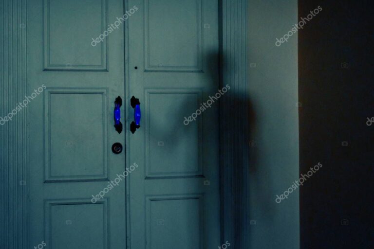 puerta misteriosa en una casa antigua