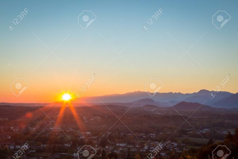 puesta de sol en un campo italiano