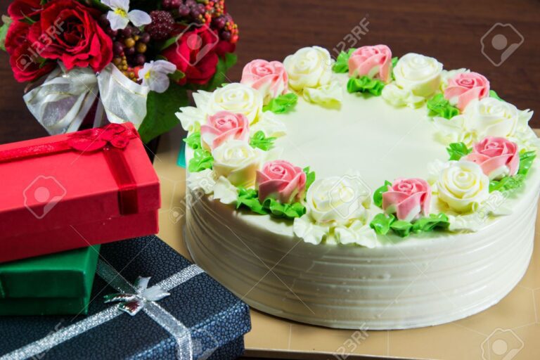 regalo de cumpleanos con flores y pastel