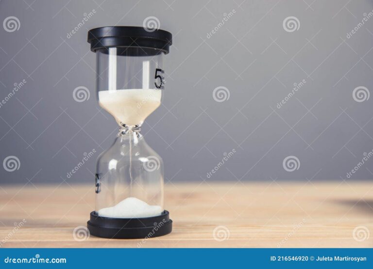 reloj de arena sobre una mesa