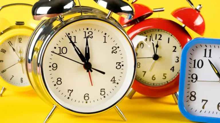 reloj marcando la hora de estreno 1