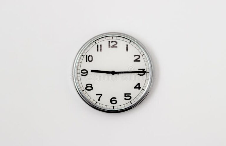 reloj marcando la hora de la tarde