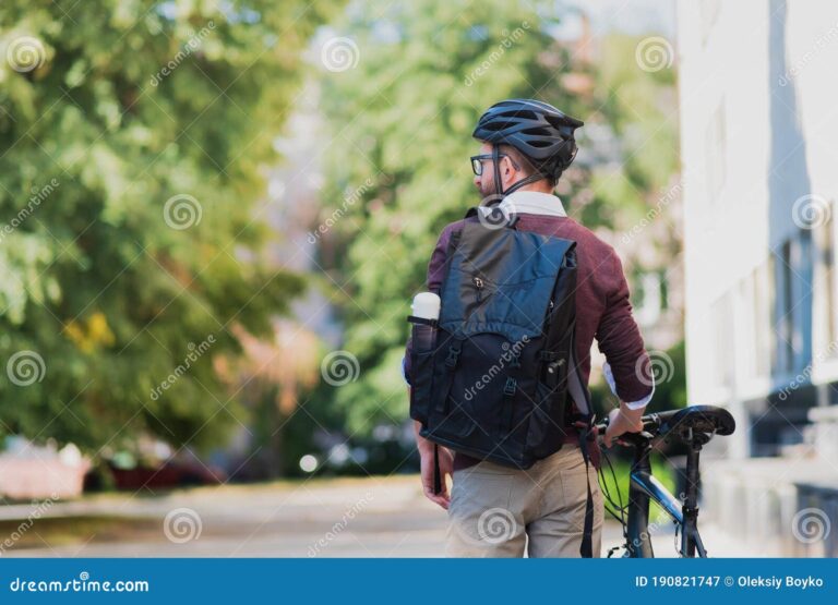 repartidor en bicicleta con fondo urbano