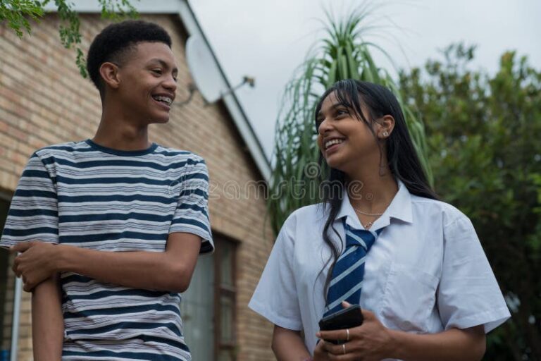 Quién es Eduardo y qué relación tiene con Juan Cruz en esta búsqueda 23 retrato de dos amigos conversando al aire libre