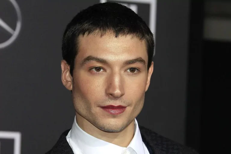 retrato de ezra miller en eventos publicos