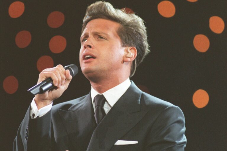retrato de luis miguel en un escenario