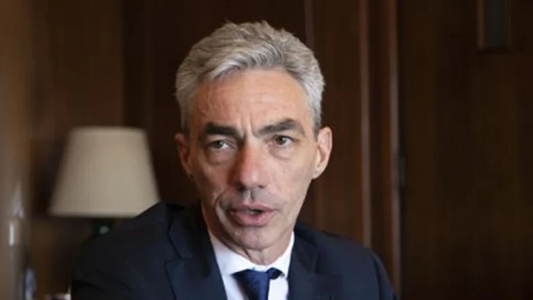 retrato de mario meoni en su oficina