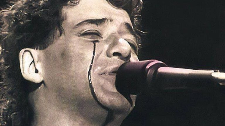 A qué edad falleció Miguel Abuelo, el famoso músico argentino 1 retrato de miguel abuelo en el escenario