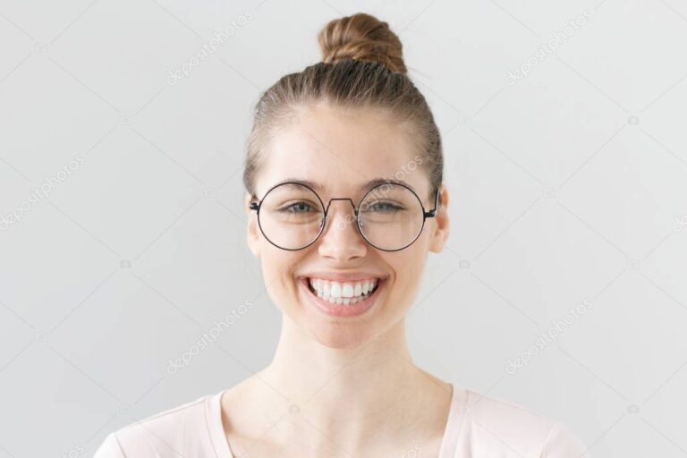 retrato de mujer con gafas grandes sonriente
