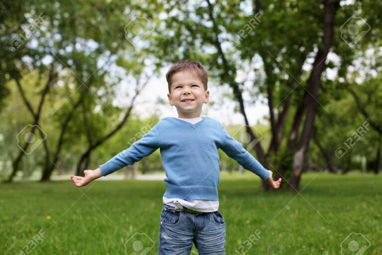 retrato de nino feliz en el parque