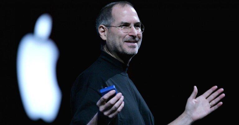 retrato de steve jobs en escenario
