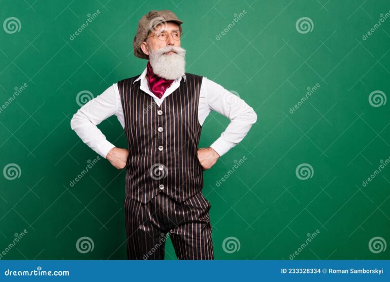 retrato de un detective anciano pensativo