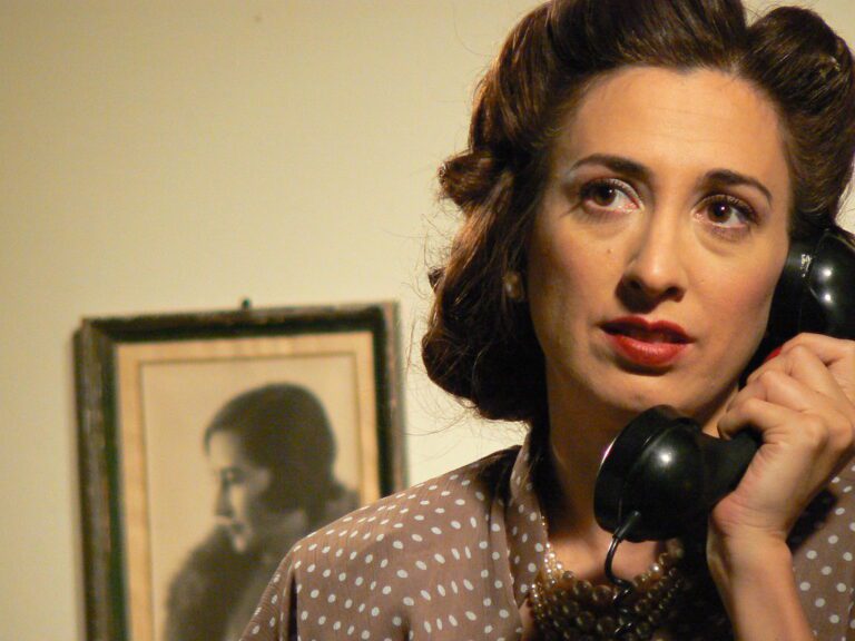 Quién es la actriz principal de La Ira de Dios y qué otros papeles ha tenido 27 retrato de una actriz en un set