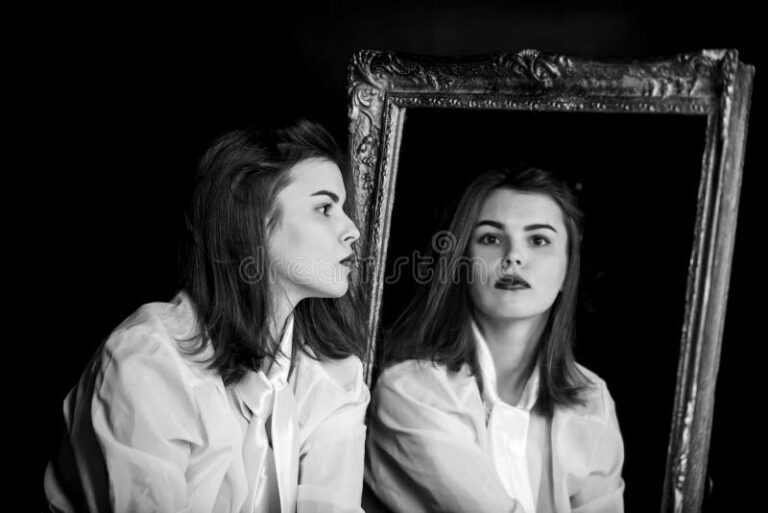 retrato de una mujer reflexionando en soledad