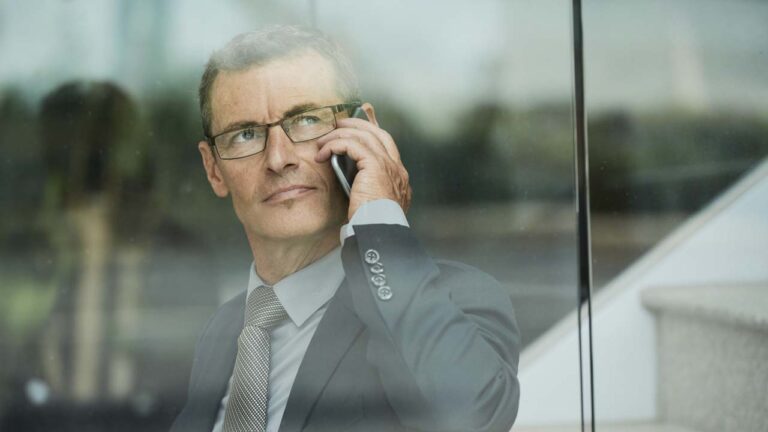 retrato profesional de un abogado en accion