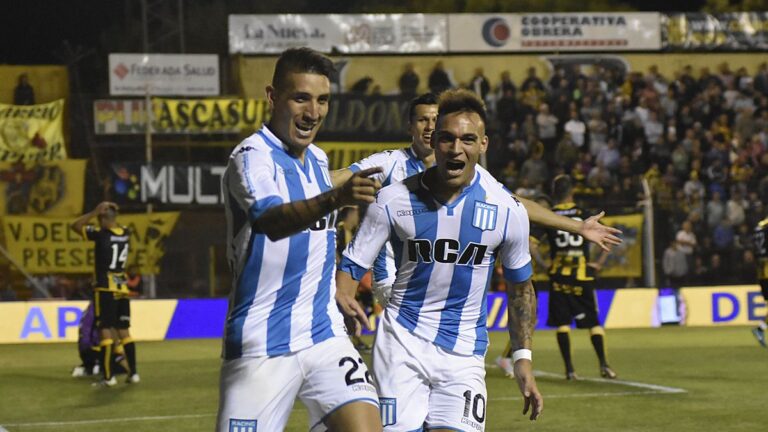 ricardo centurion celebrando un gol