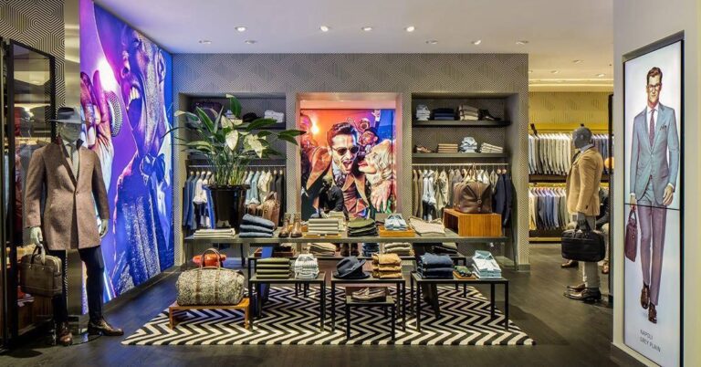 ropa masculina en una tienda de moda