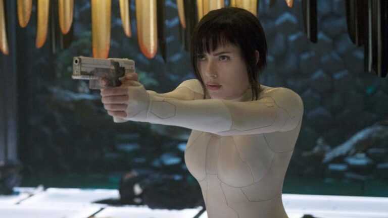 scarlett johansson en un entorno futurista