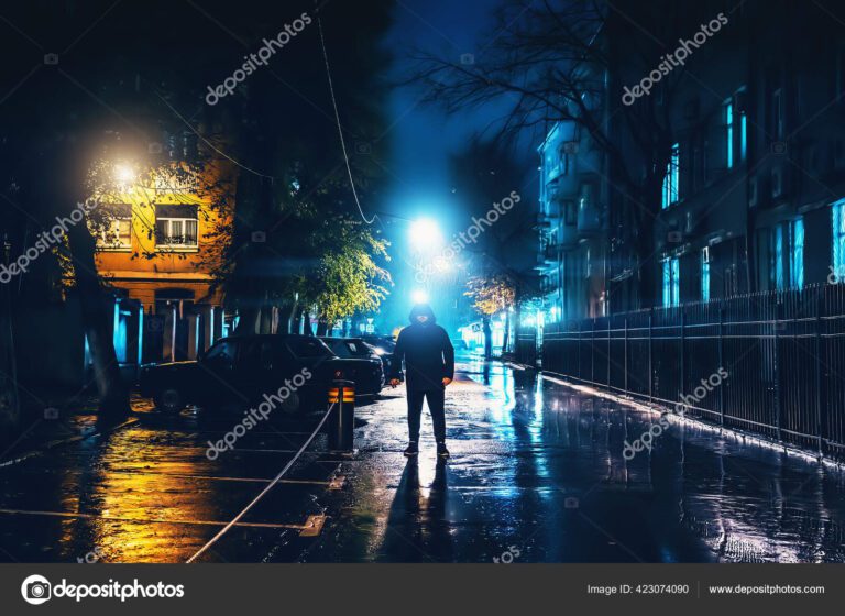 silueta misteriosa en un entorno urbano