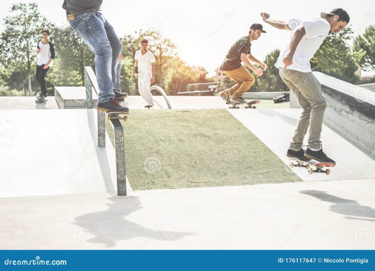 Qué novedades trae Tony Hawk Pro Skater en su última entrega 3 skaters realizando trucos en una pista