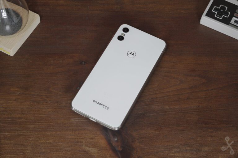 smartphone moto one vision pro en fondo neutro