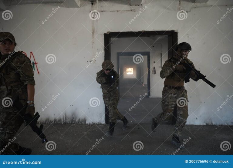 soldados en accion en un entorno urbano