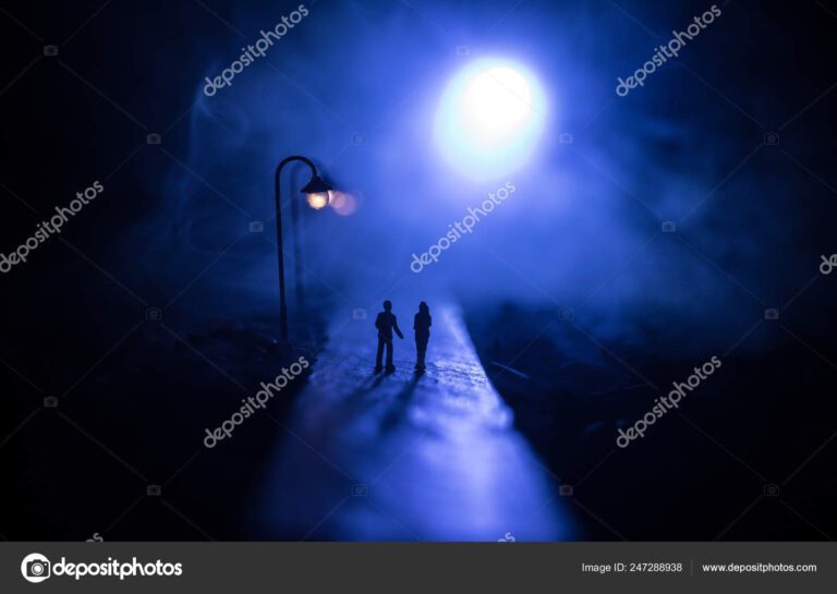 sombra de pareja en una calle vacia