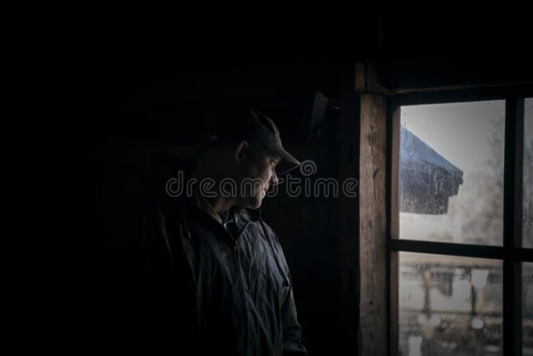 sombra sospechosa en una ventana oscura