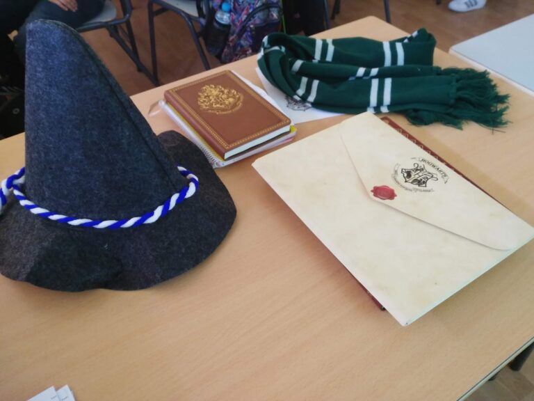 Cómo saber a qué casa de Hogwarts perteneces con un test divertido 28 sombrero seleccionador en un ambiente magico