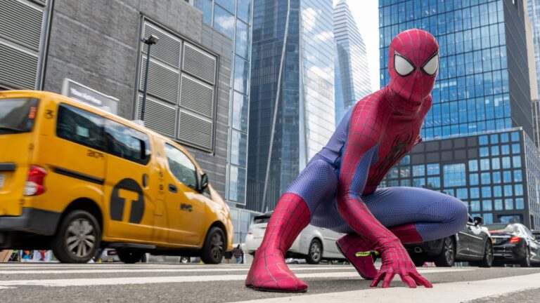 spiderman en accion en una ciudad moderna
