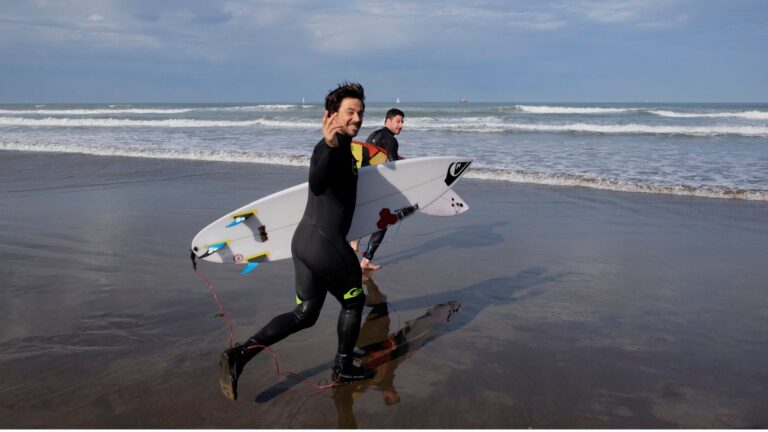 surfistas disfrutando de olas en argentina