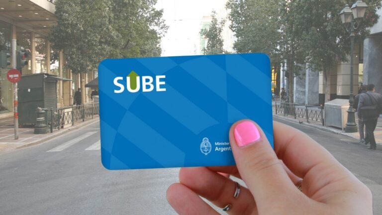 tarjeta sube sobre un fondo colorido