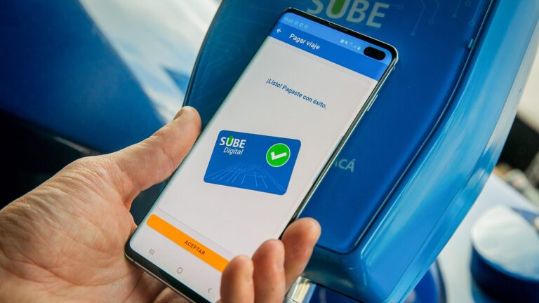 Hasta cuánto dinero te puede prestar la tarjeta SUBE en Argentina 16 tarjeta sube sobre una mesa con dinero