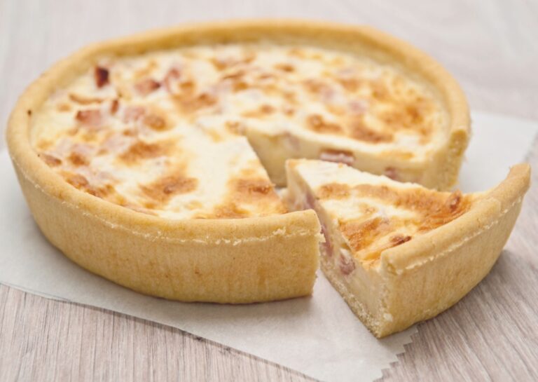 tarta de jamon y queso en la mesa