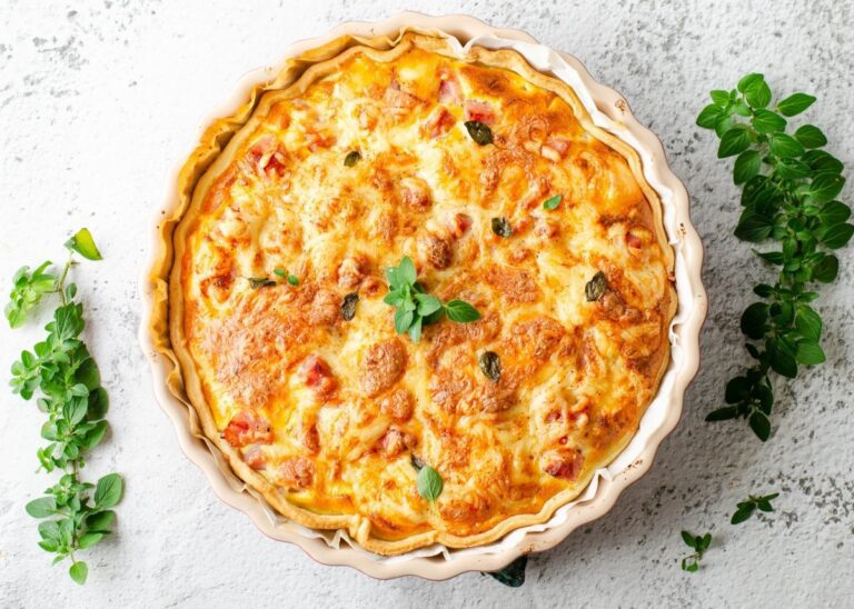 tarta de jamon y queso recien horneada