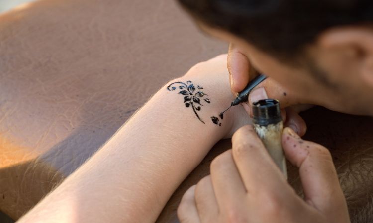 Qué tipo de tinta se utiliza para hacer tatuajes temporales