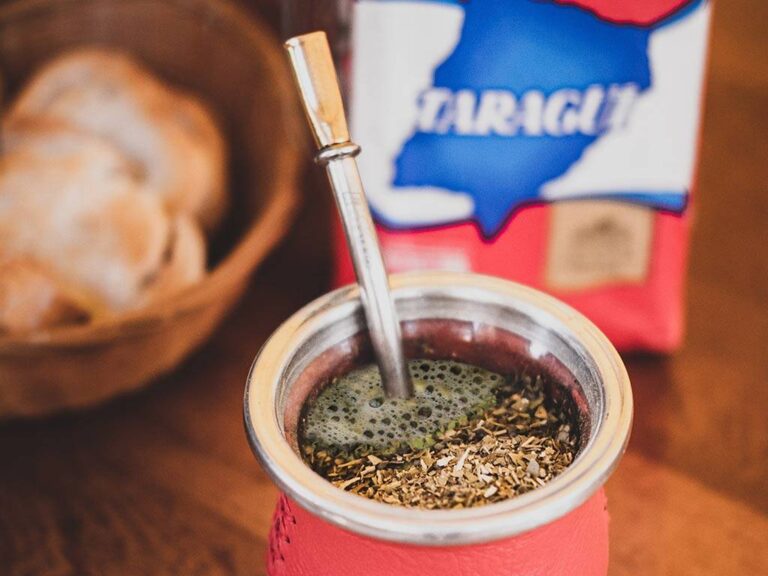 taza de mate con dulce y amargo