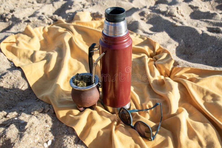 taza de mate stanley en un paisaje natural