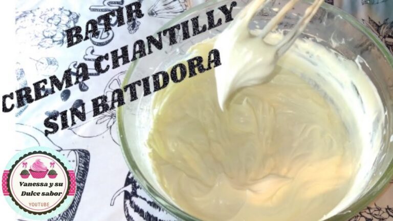 tazon con crema chantilly y batidor