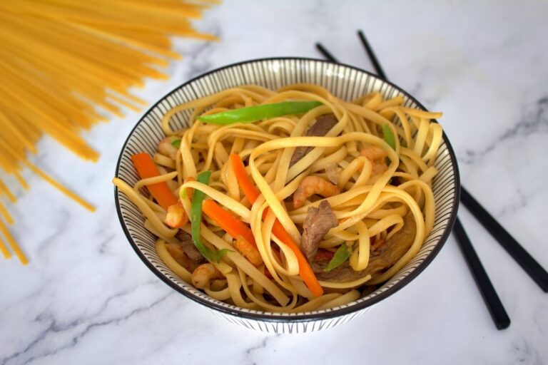 tazon de fideos chinos con vegetales frescos