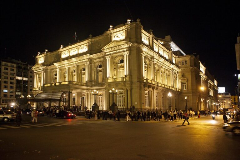 teatro colon iluminado de noche
