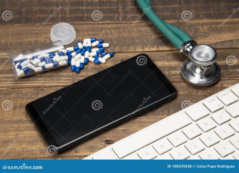 teclado y telefono movil en una mesa