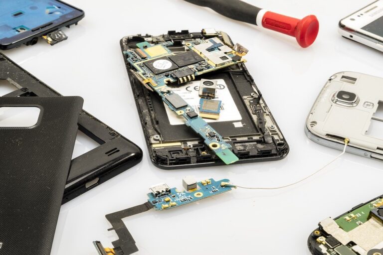 tecnico reparando un smartphone sony xperia