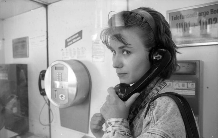 telefono antiguo con auriculares en uso