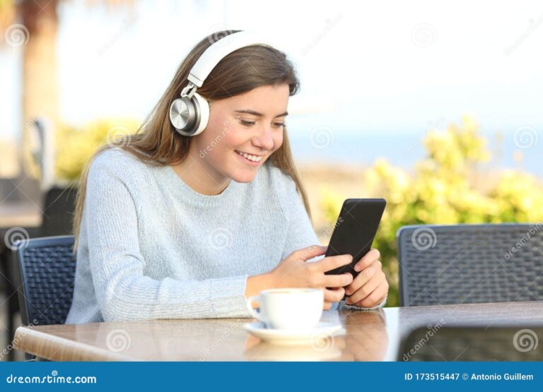 telefono escuchando musica en un cafe