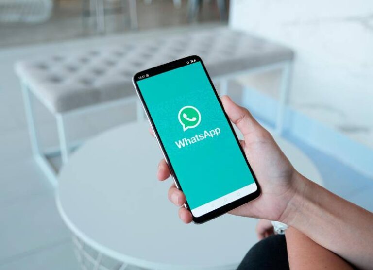 Cómo ocultar un chat en WhatsApp y mantener tu privacidad al máximo 17 telefono movil con whatsapp en pantalla
