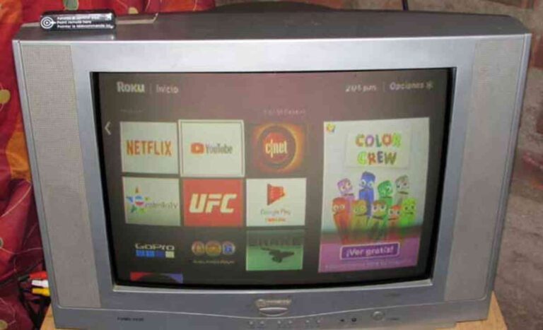 televisor antiguo con dispositivos de streaming